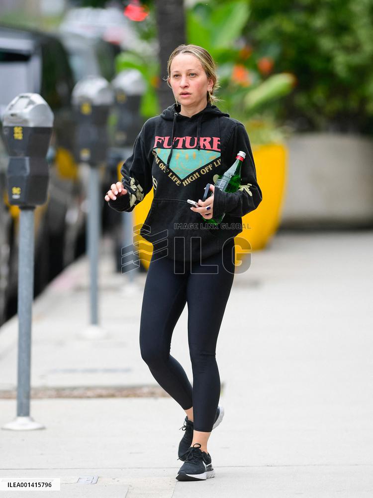 Jennifer Meyer Out In Los Angeles