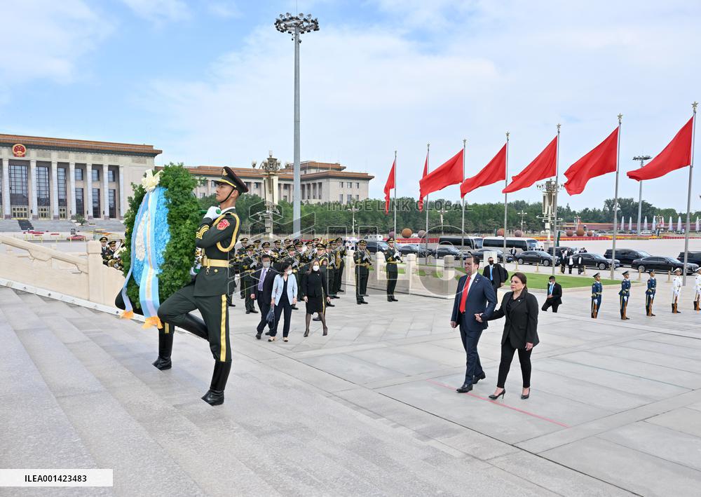CHINA-BEIJING-HONDURAN PRESIDENT-MONUMENT-TRIBUTE (CN)