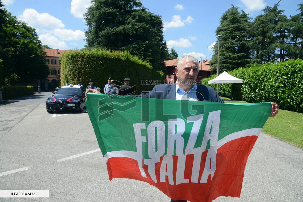 Berlusconi's Coffin Leaves The Hospital And Arrives At His House - Milan