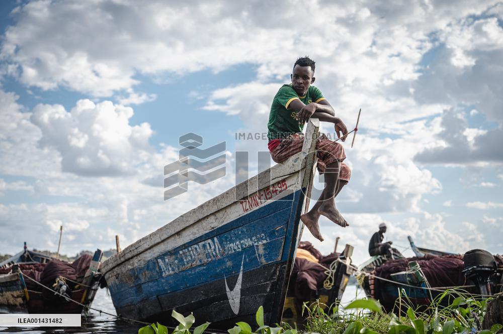 TANZANIA-MWANZA-LAKE VICTORIA-FISHERMAN
