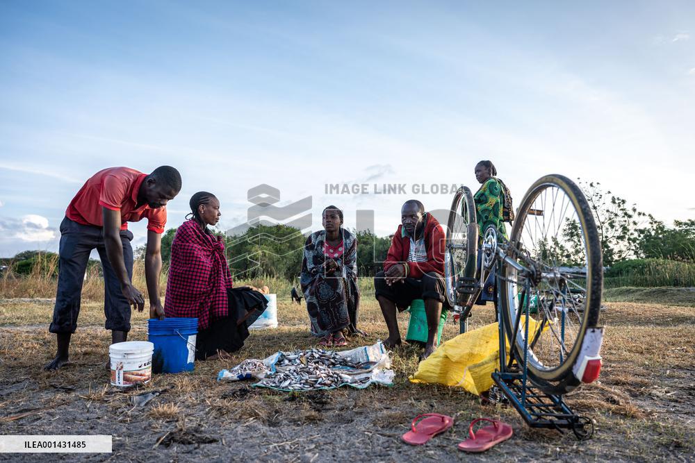 TANZANIA-MWANZA-LAKE VICTORIA-FISHERMAN