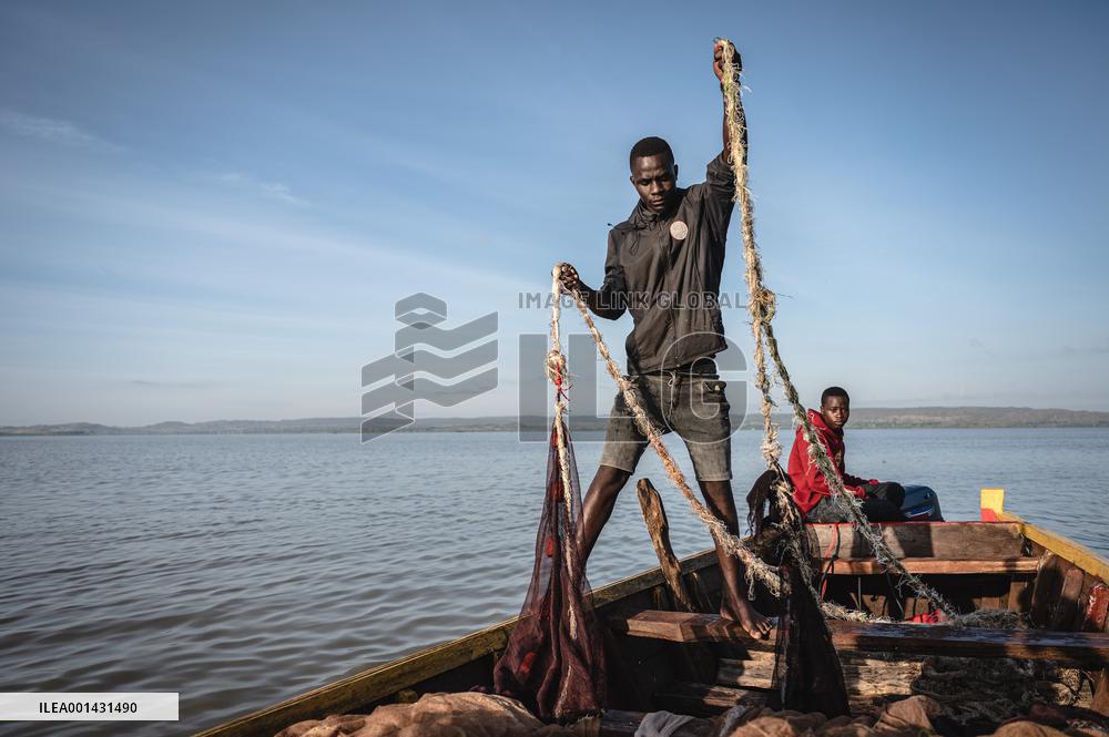 TANZANIA-MWANZA-LAKE VICTORIA-FISHERMAN