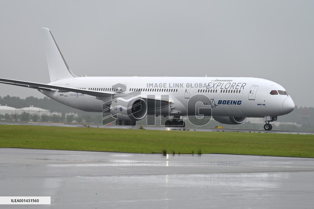 Boeing MR and TBO (Next Generation Air Traffic System) test flights conducted. Joint signing appears to be in progress.