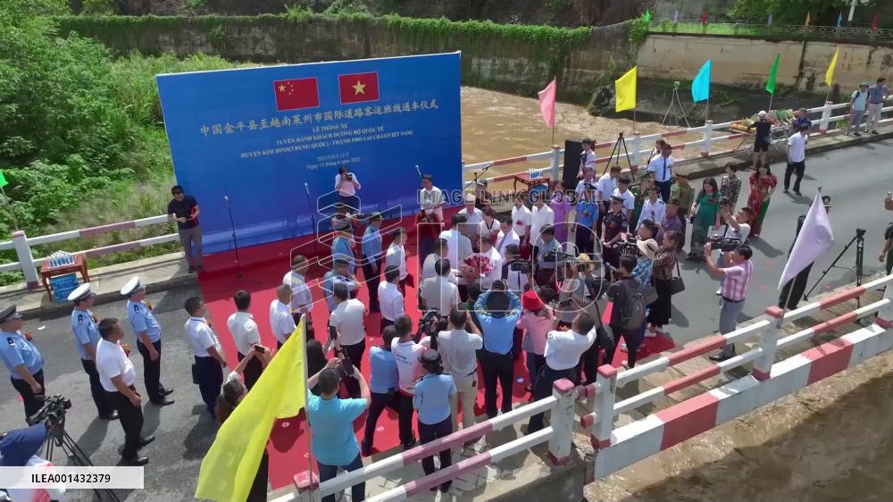 Cross-border bus service links China, Vietnam