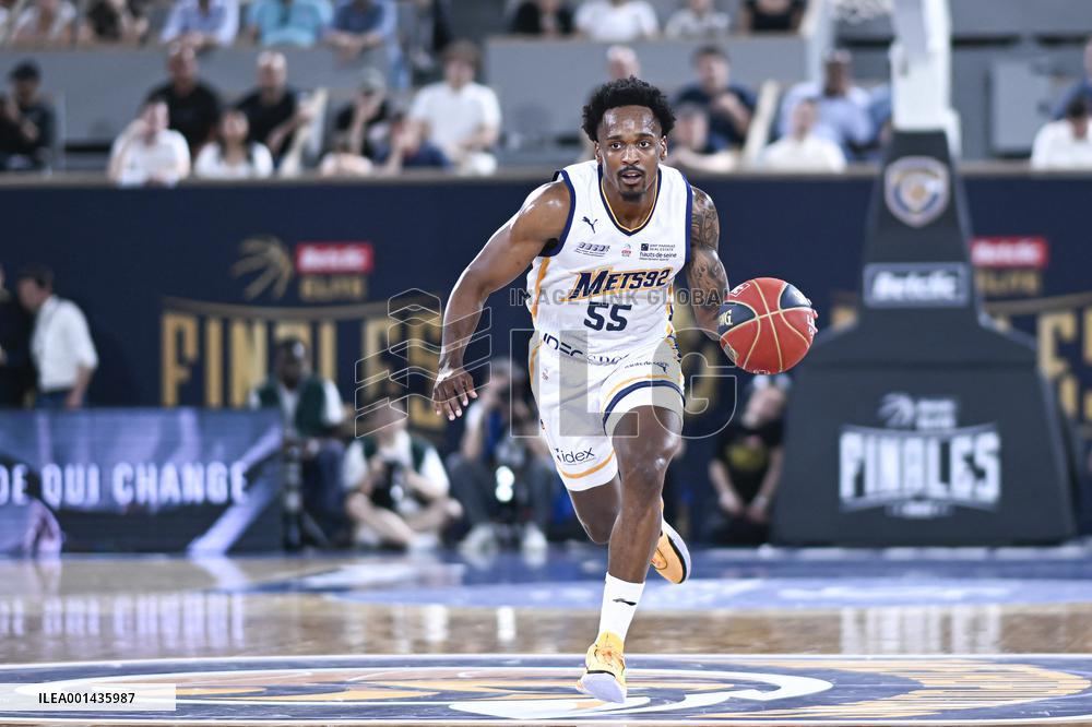 Victor Wembanyama And Mother At The End Of Metropolitans Vs AS Monaco - Paris