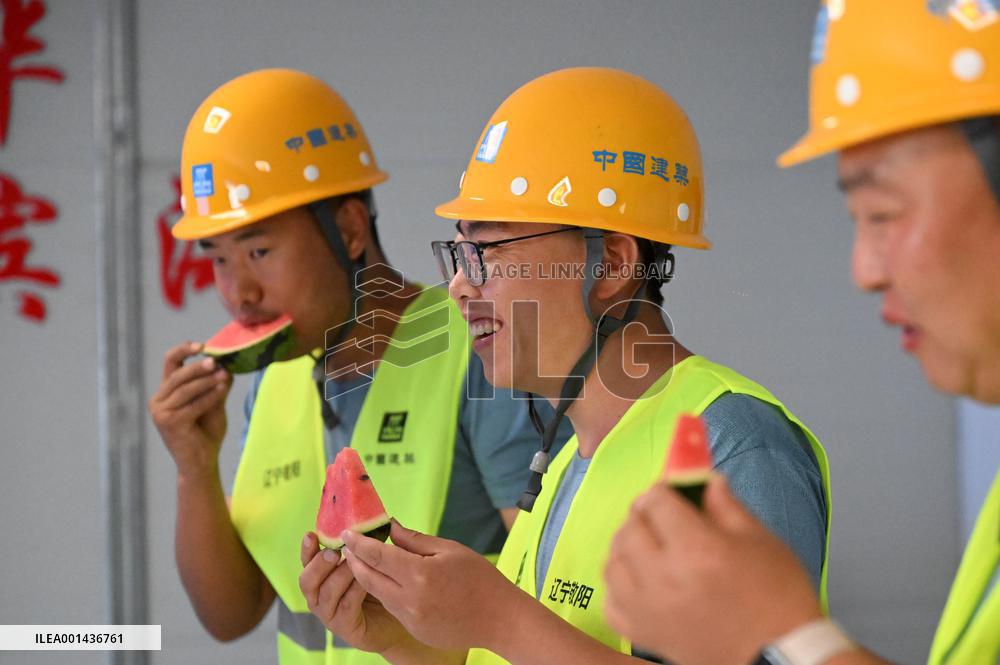 CHINA-HEATWAVE-LABORERS-CARING (CN)