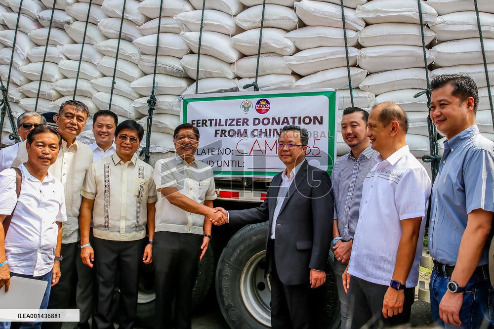 THE PHILIPPINES-MANILA-CHINA-FERTILIZER DONATION
