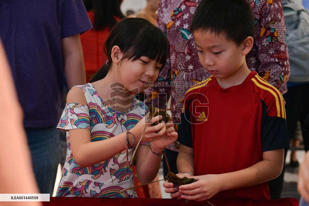 LAOS-VIENTIANE-DRAGON BOAT FESTIVAL-CELEBRATION