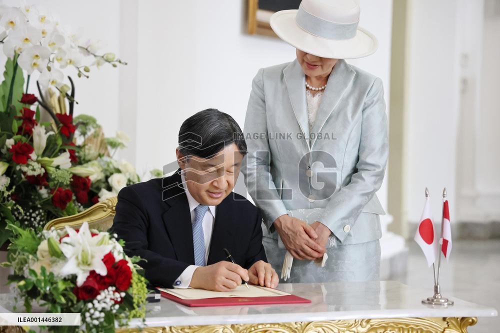 Japanese emperor, empress in Indonesia