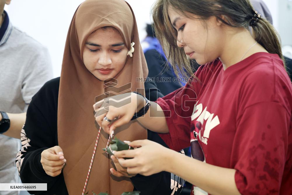 Foreign Students Experience Chinese Dragon Boat Festival Culture