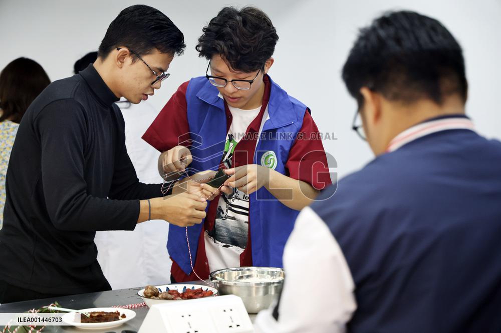 Foreign Students Experience Chinese Dragon Boat Festival Culture