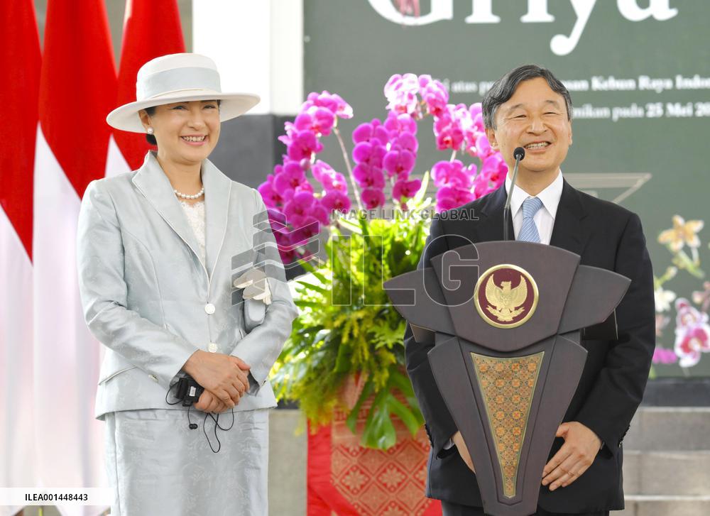Japanese emperor, empress in Indonesia