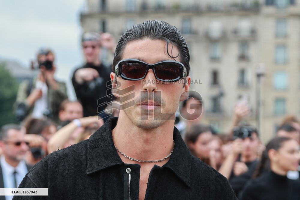 PFW - Givenchy Menswear Spring-Summer 2024 - Arrivals NB