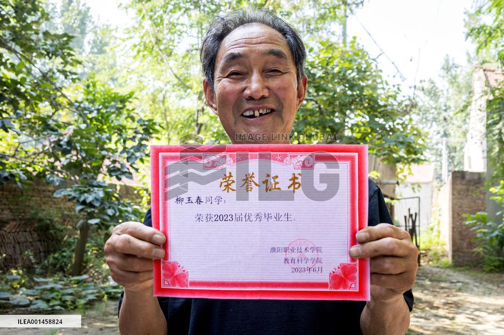 74 Years Old Farmer Graduated From University In Anyang