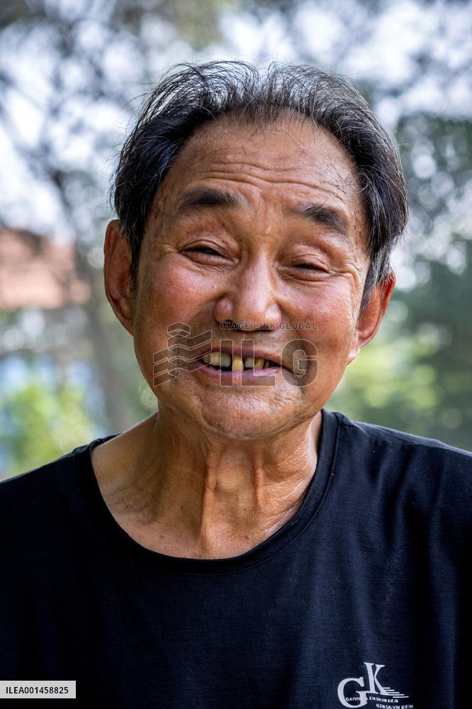 74 Years Old Farmer Graduated From University In Anyang
