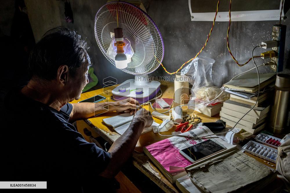 74 Years Old Farmer Graduated From University In Anyang
