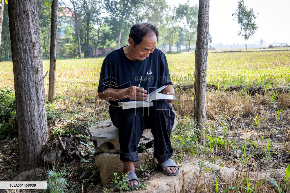 74 Years Old Farmer Graduated From University In Anyang