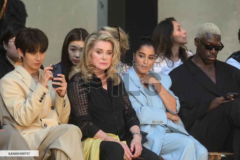 PFW - AMI Alexandre Mattiussi Front Row