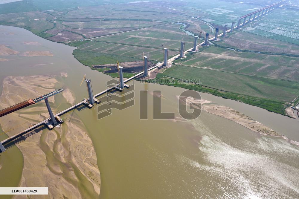 The Linyi Yellow River Bridge under construction in Yuncheng