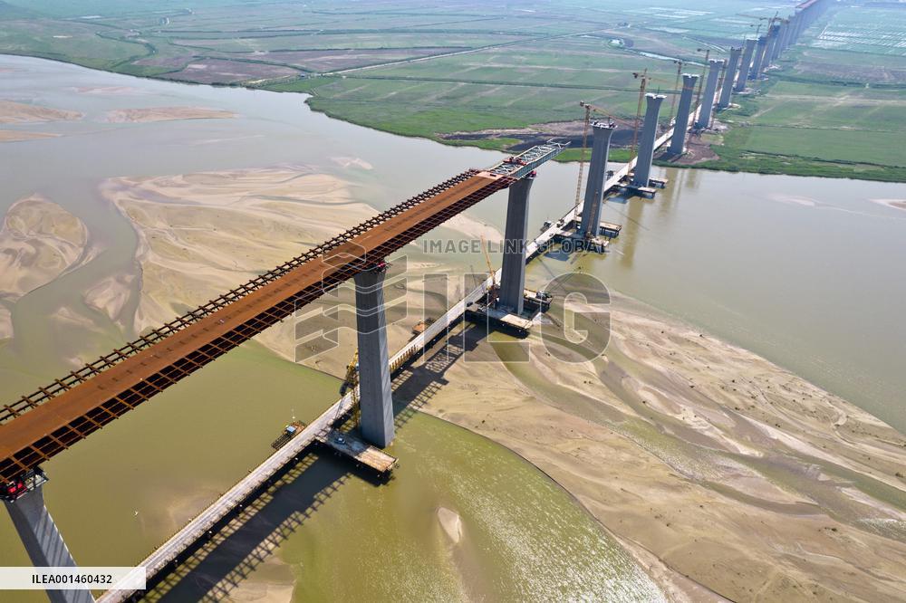 The Linyi Yellow River Bridge under construction in Yuncheng