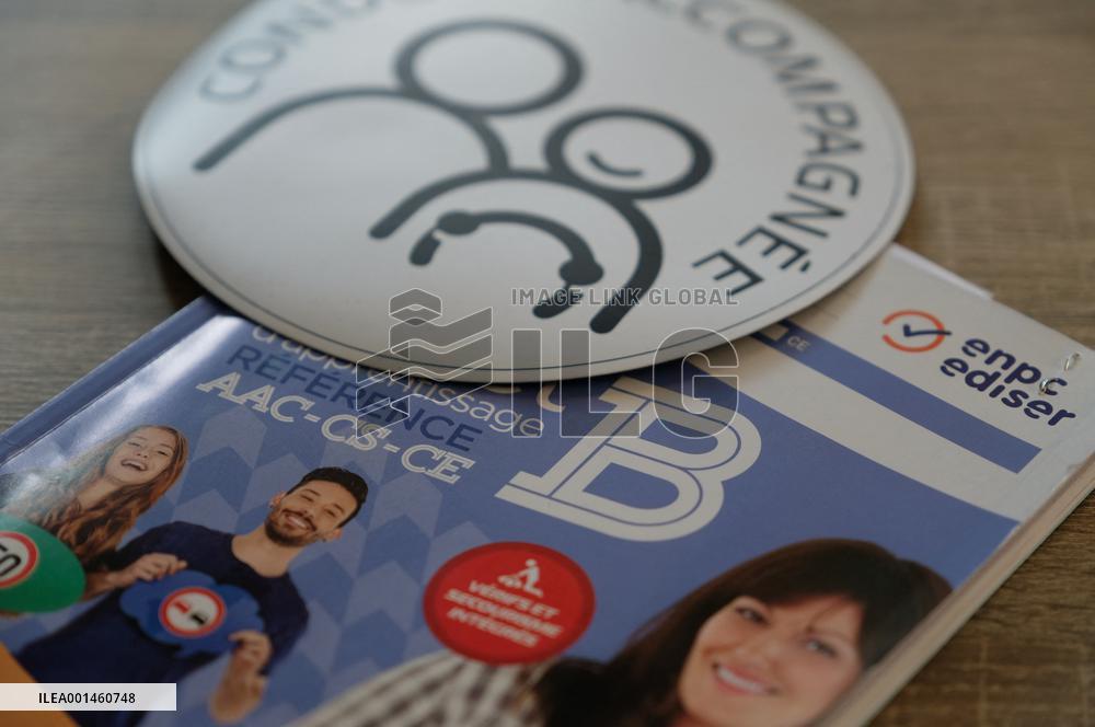 Illustration On The Driving License From 17 Years Old - France