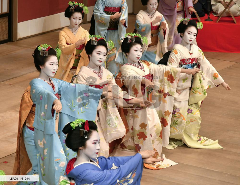 Maiko dance practice