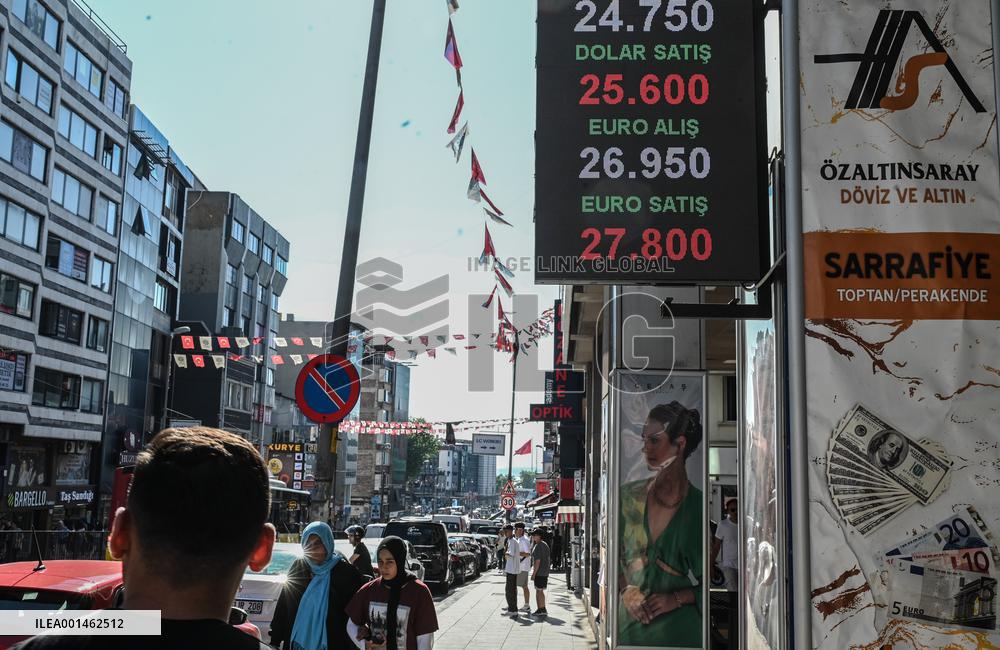 TÜRKIYE-ISTANBUL-LIRA PLUNGES TO NEW LOWS