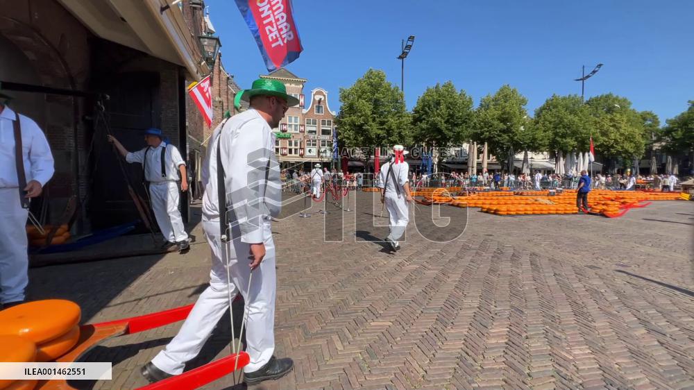 Dutch city hosts famous cheese market