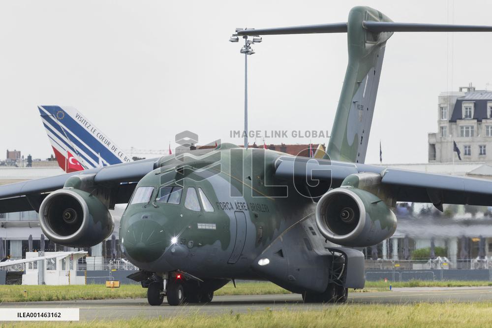Presentation of the 2 Embraer planes at Paris Air Show