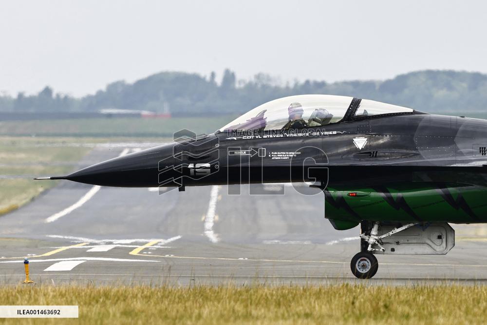 Aerial presentation at Paris Air Show