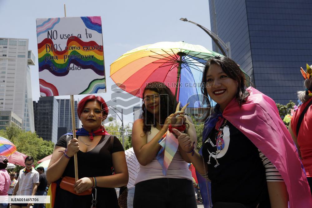 250,000 People Participate Pride March In Mexico