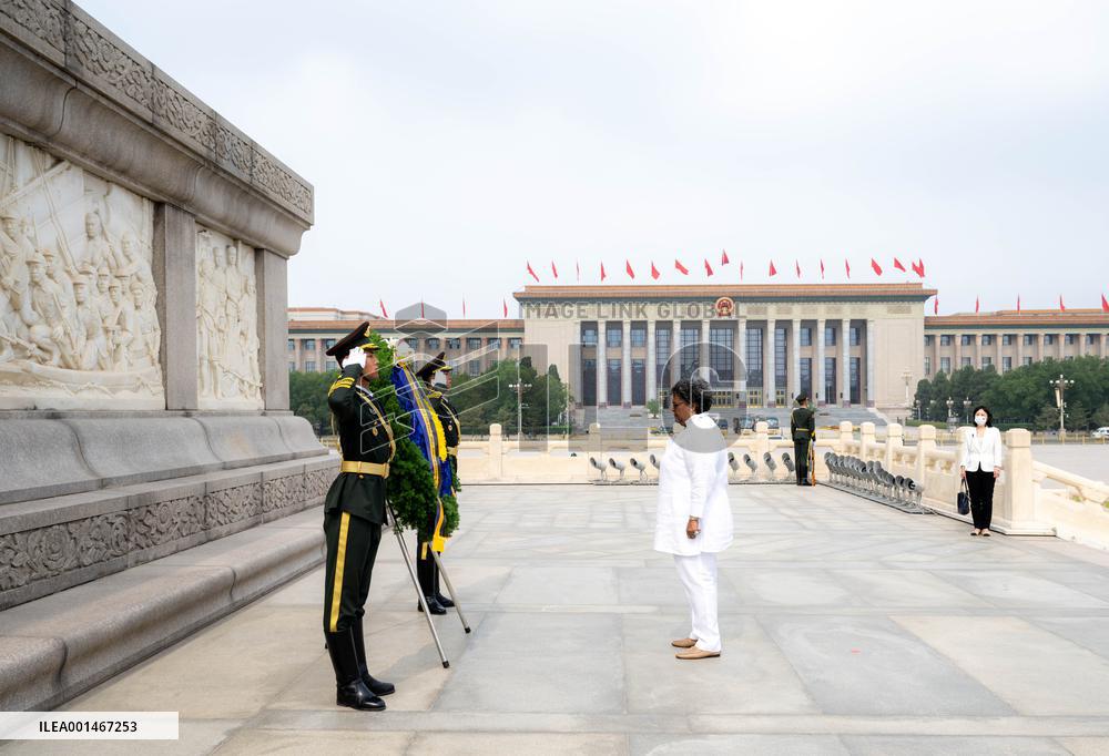 CHINA-BEIJING-BARBADOS PM-MONUMENT-TRIBUTE (CN)