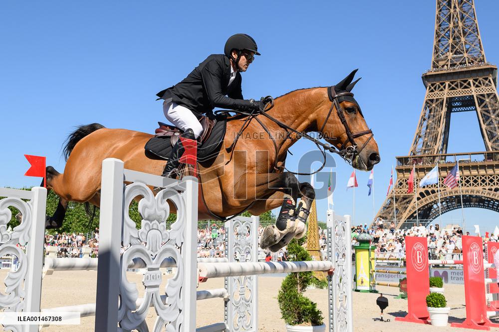 Paris Eiffel Jumping