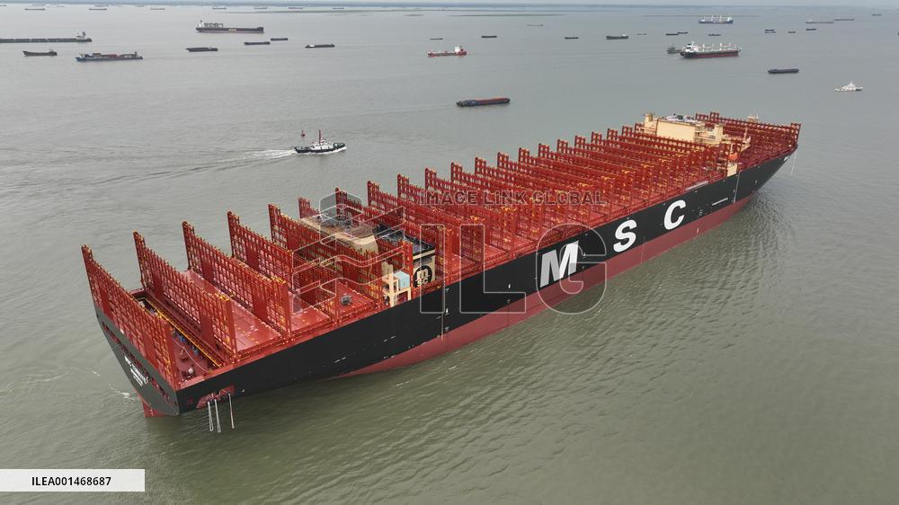 The World's Largest Container Ship Towing Operation on The Yangtze River
