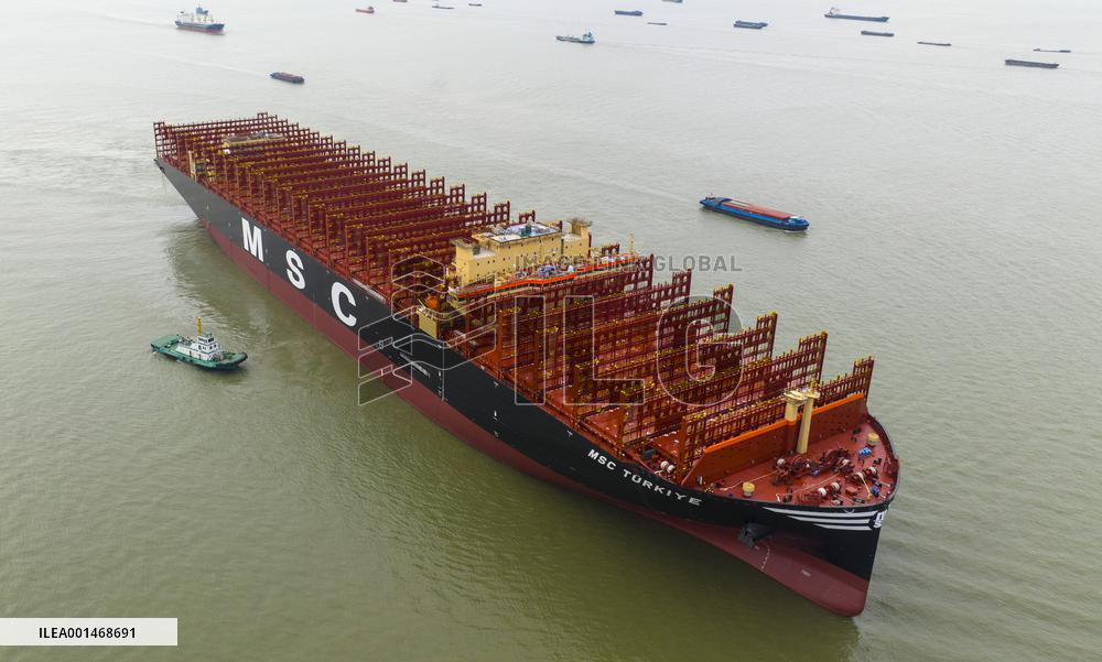 The World's Largest Container Ship Towing Operation on The Yangtze River