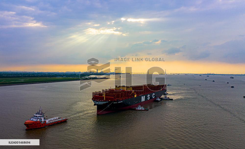 The World's Largest Container Ship Towing Operation on The Yangtze River