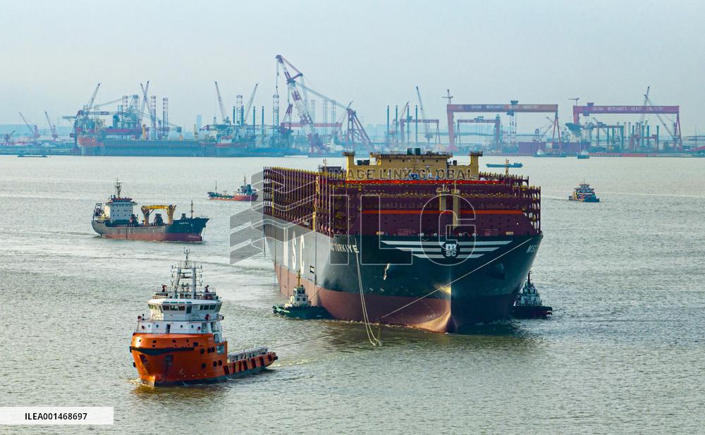 The World's Largest Container Ship Towing Operation on The Yangtze River