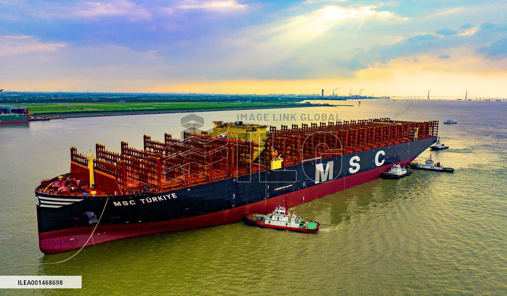 The World's Largest Container Ship Towing Operation on The Yangtze River