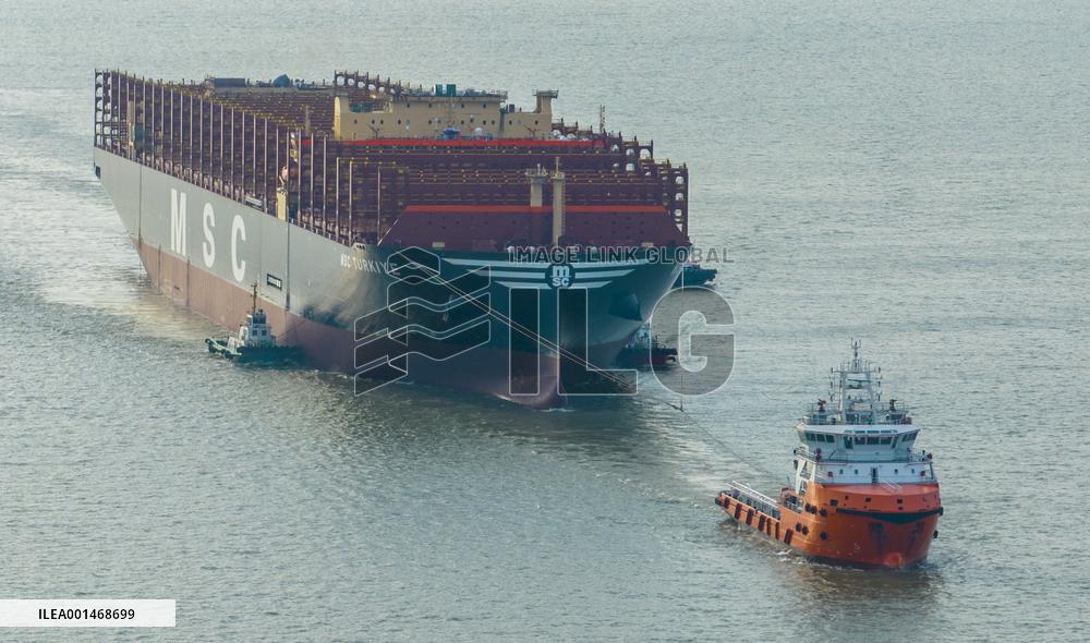 The World's Largest Container Ship Towing Operation on The Yangtze River