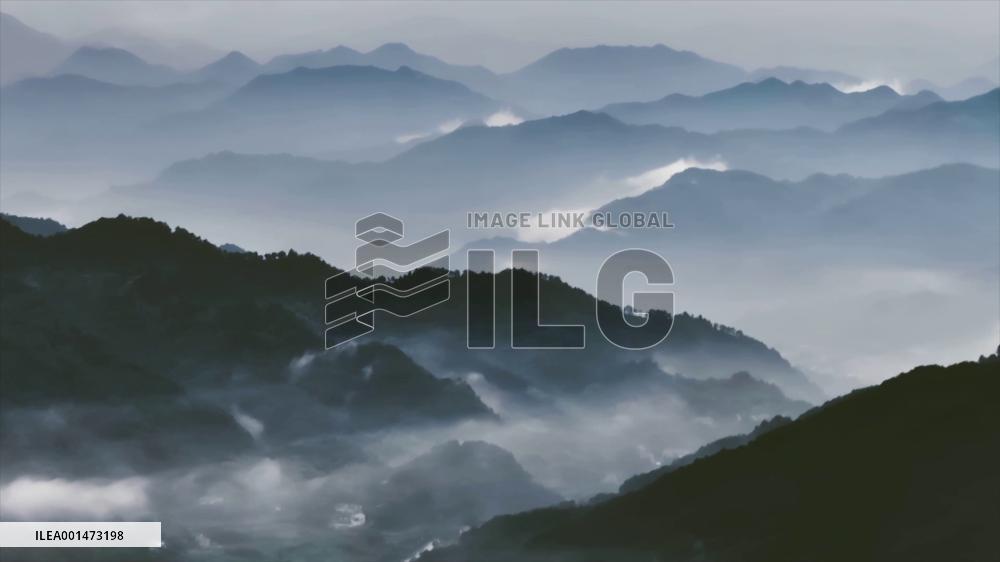 Stunning ink-painting view of E China's Longmian Mountain after rain