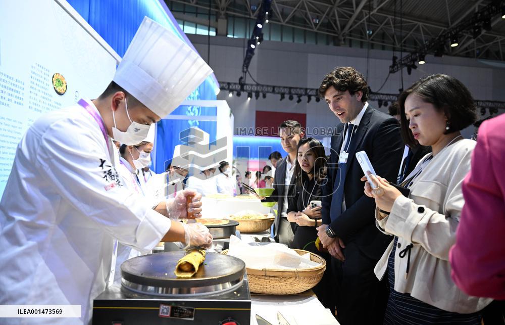 (SUMMER DAVOS)CHINA-TIANJIN-SUMMER DAVOS-CULTURAL SOIREE (CN)