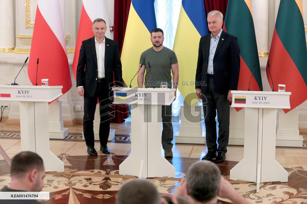 Joint press conference of Volodymyr Zelenskyy, Gitanas Nauseda and Andrzej Duda in Kyiv