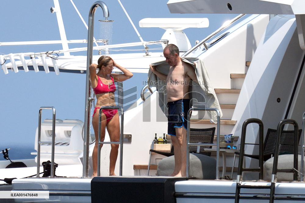Jerry Seinfeld On Vacation With His Family - St Tropez