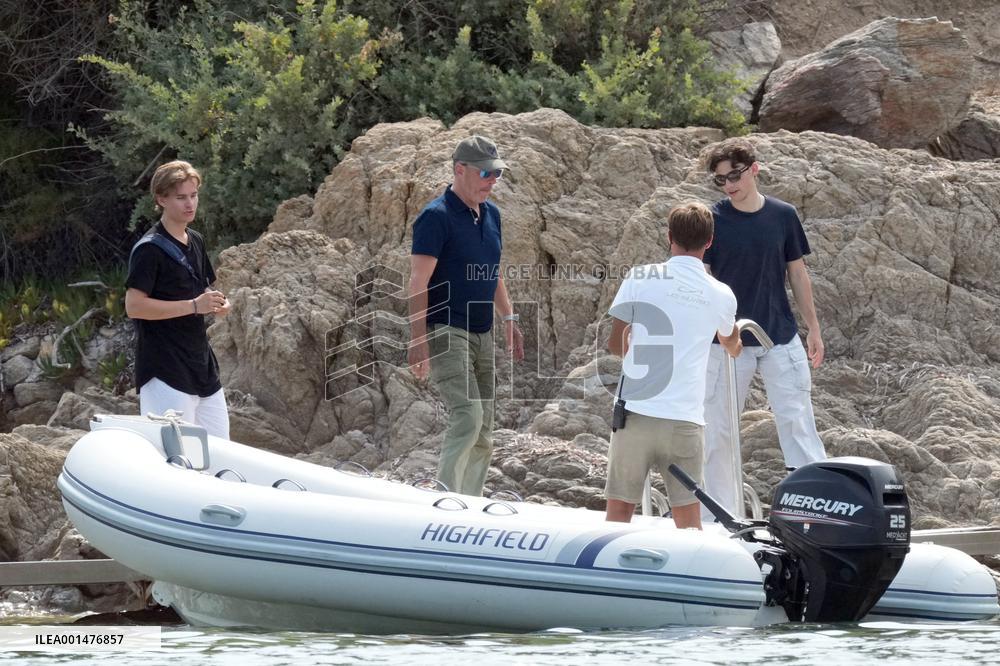Jerry Seinfeld On Vacation With His Family - St Tropez