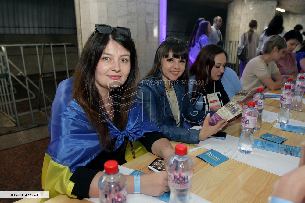 Dnipro residents write dictation in subway on Constitution Day
