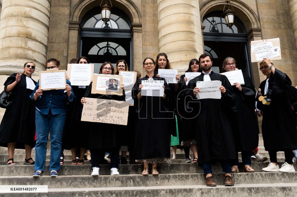 Clerks Protest In Front Of The Palais De Justice - Paris