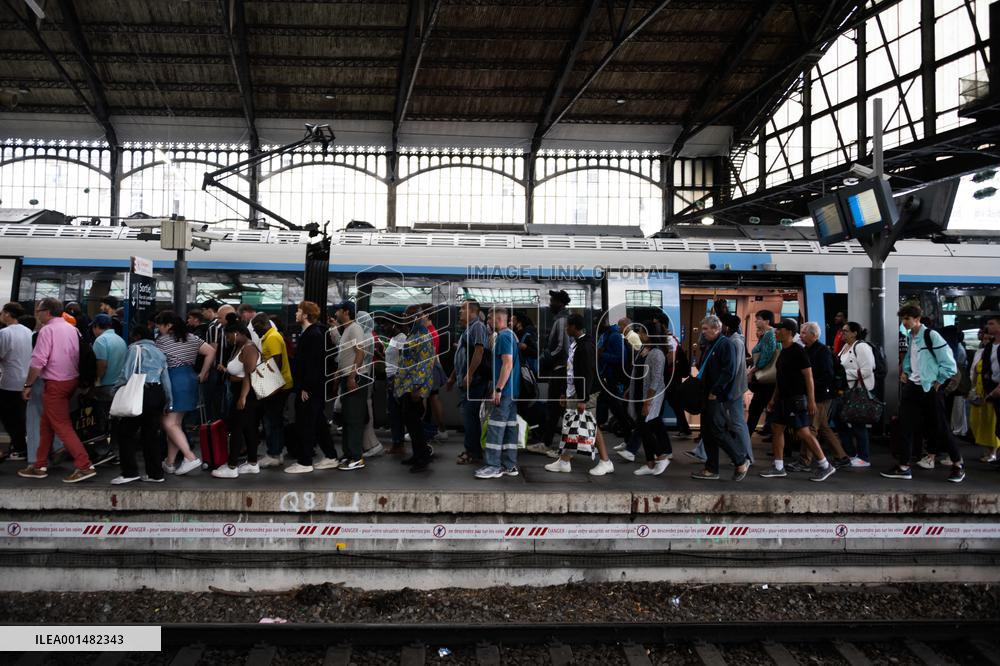 Trains Cancelled Following Riots - Paris