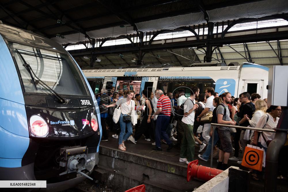 Trains Cancelled Following Riots - Paris