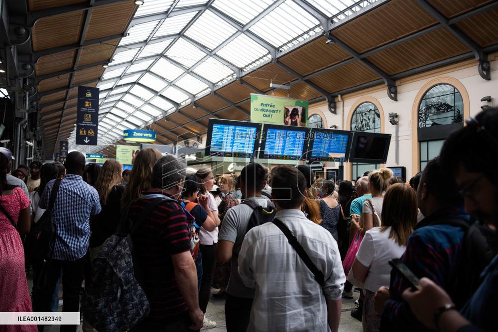 Trains Cancelled Following Riots - Paris