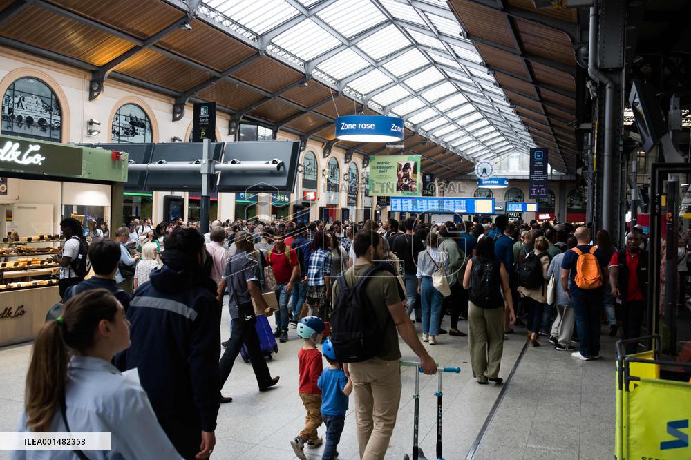 Trains Cancelled Following Riots - Paris